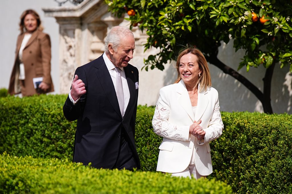 Giorgia Meloni con el rey Carlos III