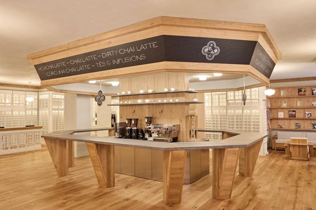 Cafè en el interior de la tienda de Zara que cierra sus puertas el 30 de enero