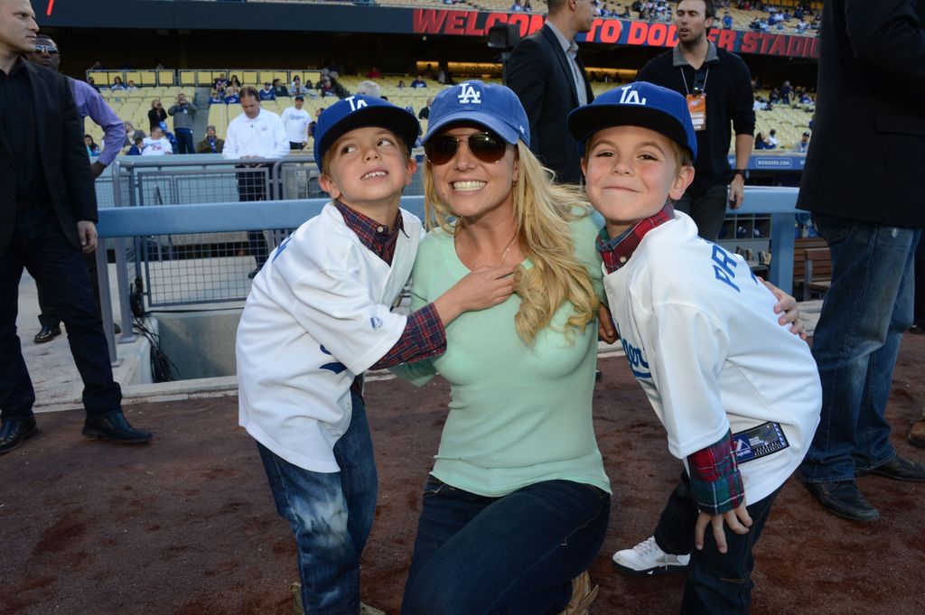 Britney Spears junto a sus hijos Jayden James Federline  y Sean Preston Federline durante un encuentro deportivo en Los Ángeles en el año 2013  