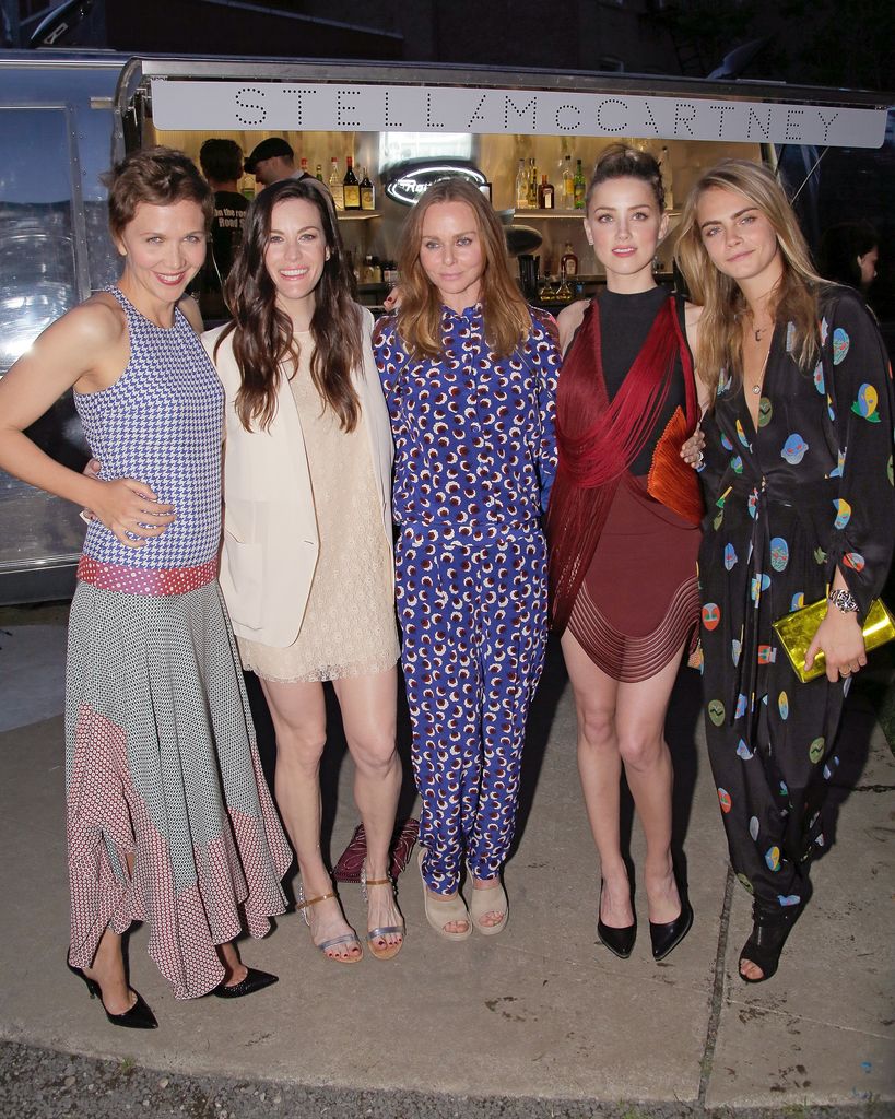 Maggie Gyllenhaal, Liv Tyler, Stella McCartney, Amber Heard y Cara Delevigne en la presentación de Stella McCartney Spring 2015 en Elizabeth Street Gardens en junio de 2014, en Nueva York.