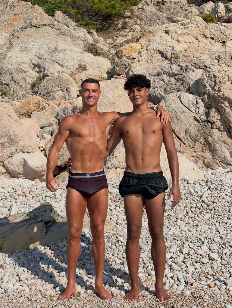 Cristiano Ronaldo y su hijo presumen sus músculos durante sus vacaciones por Mallorca, ¿se parecen?