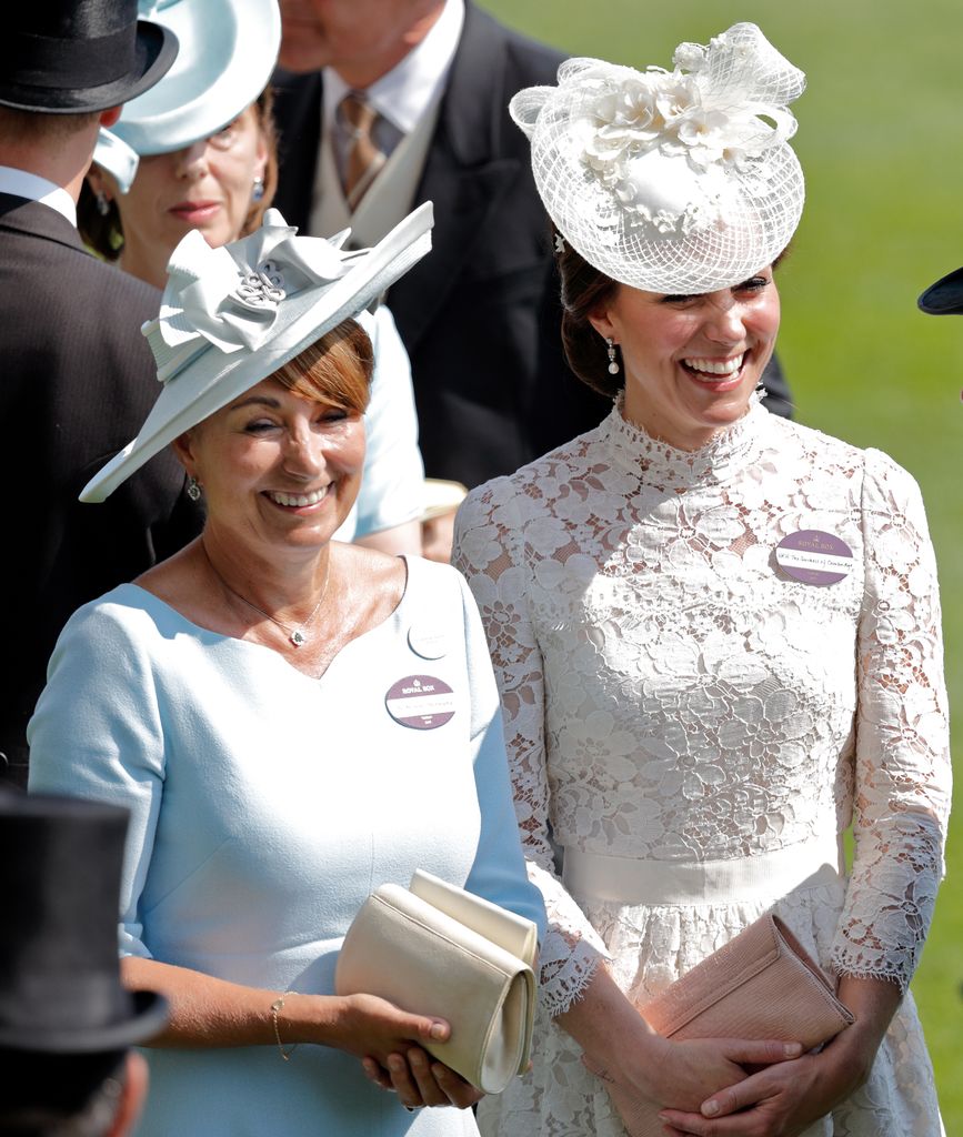 Kate Middleton, princesa de Gales, y su madre Carole en Royal Ascot 2017.