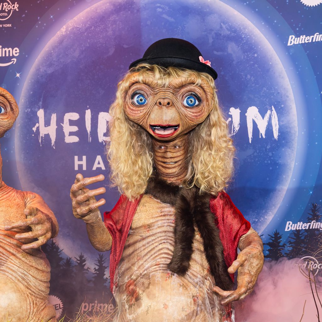 Heidi Klum disfrazada de ET por Halloween 2024