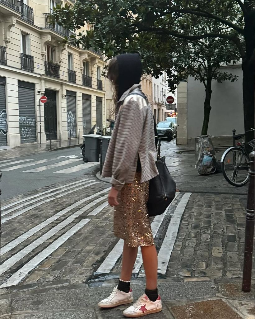 Falda de lentejuelas con zapatillas