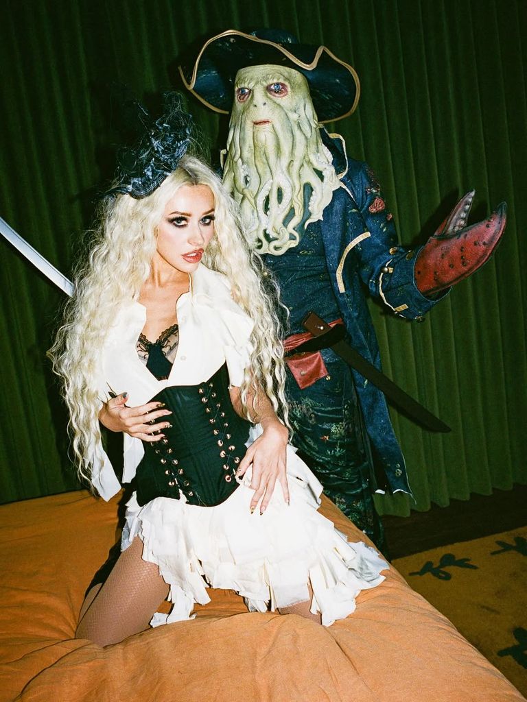 Christina Aguilera vestida de pirata para Halloween 2025. 