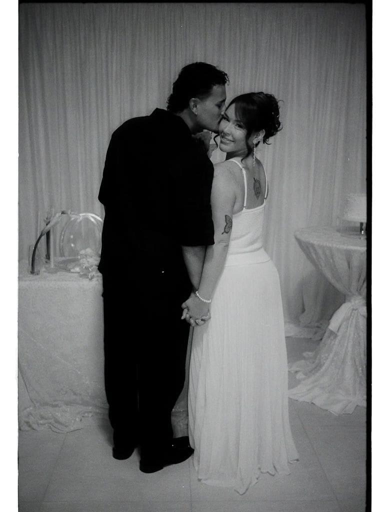 La joven y su pareja se casaron en octubre de 2025 y el gran ausente de la velada fue su padre.