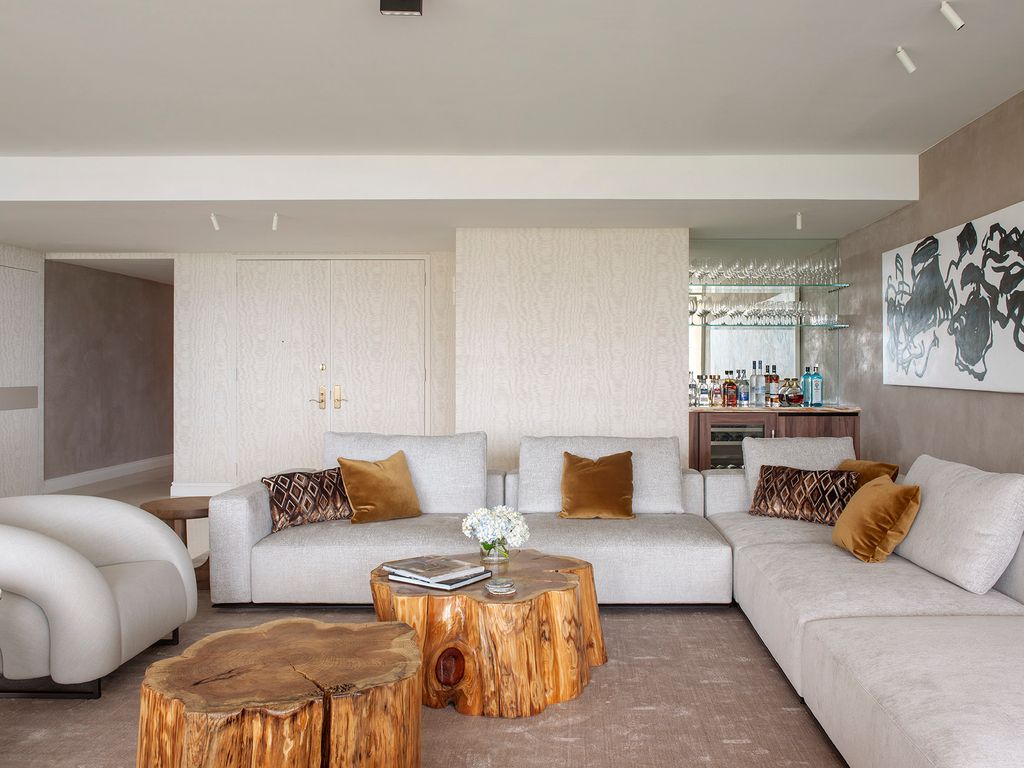 Salón con una zona de bar