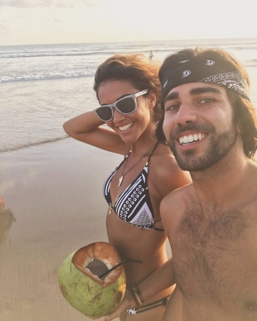 Selfie de Lara Álvarez con su hermano Bosco en la playa