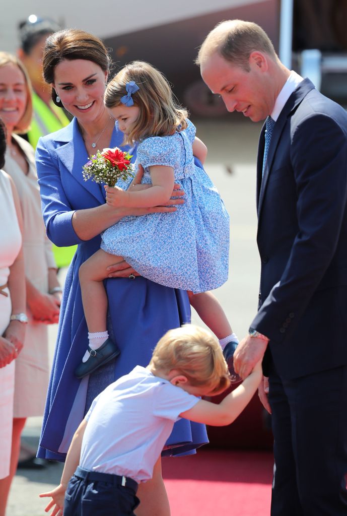 Plano medio de Kate Middleton y Guillermo de Inglaterra con sus hijos