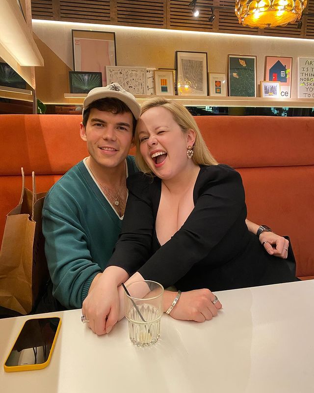 Nicola Coghlan y Luke Newton tienen una relación de amistad fuera del plató de 'Los Bridgerton'