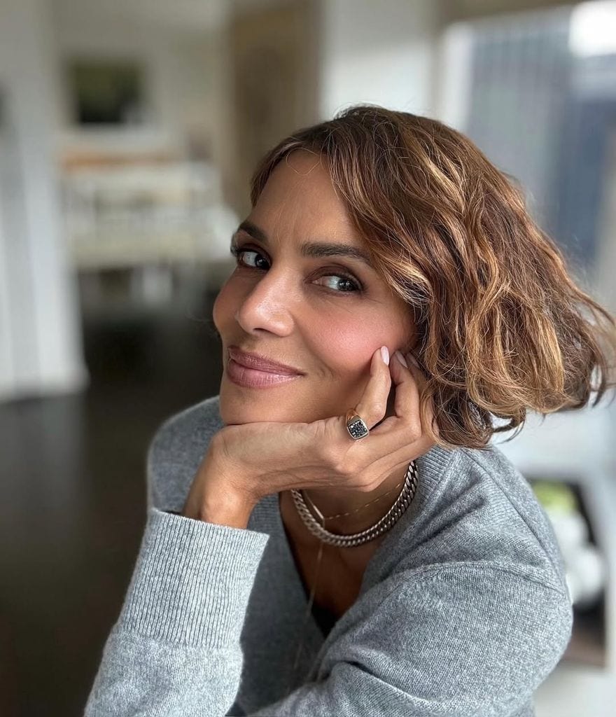 Halle Berry posando para sus redes social con una piel perfecta a sus 50