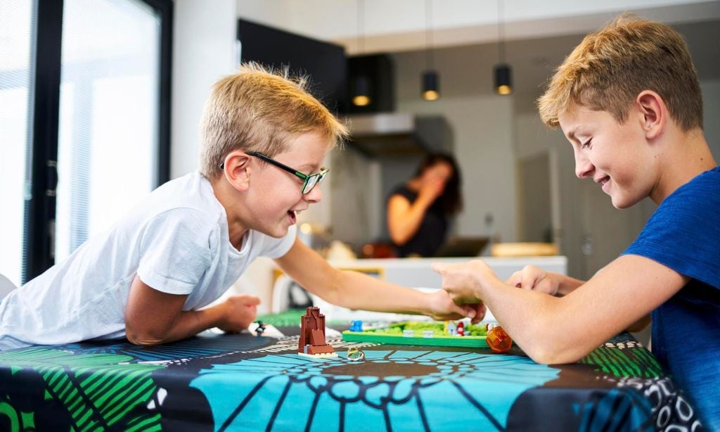 Niños jugando en casa