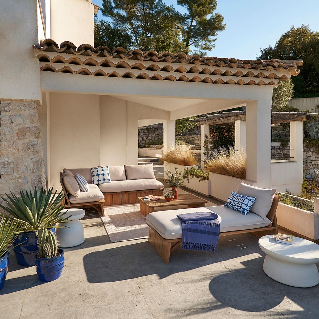 Salón de verano con muebles de madera de acacia