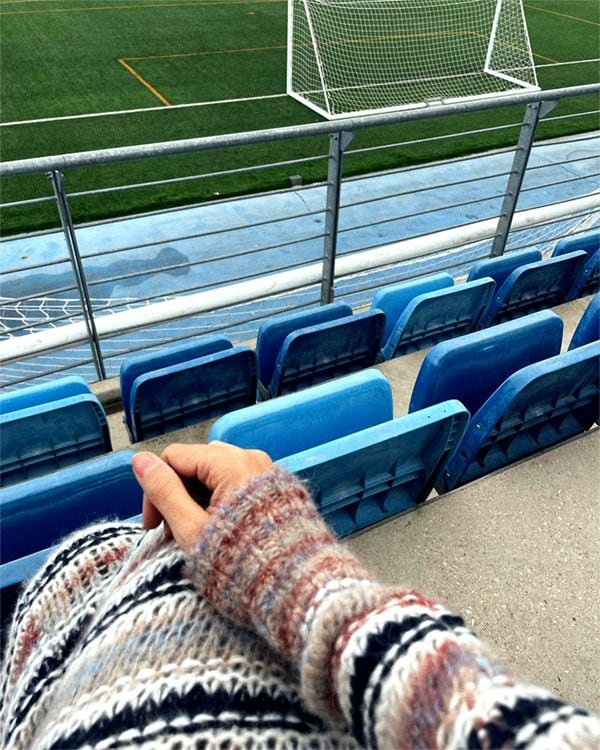 Sara Carbonero viendo a su hijo jugar al fútbol