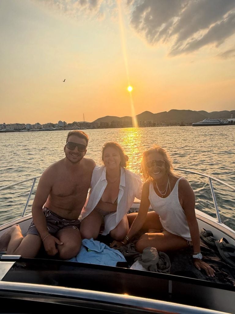 Adela Micha, su hija y su yerno en un paseo en altamar 