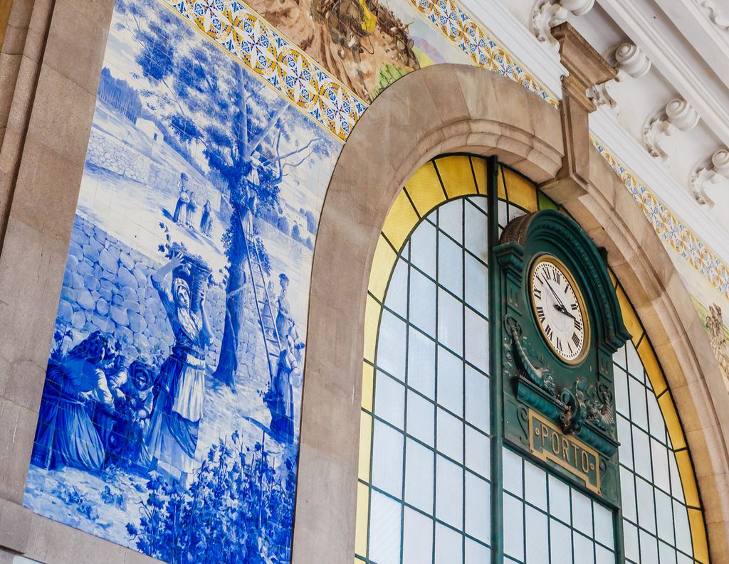 La estación de São Bento y sus famosos murales de azulejo.