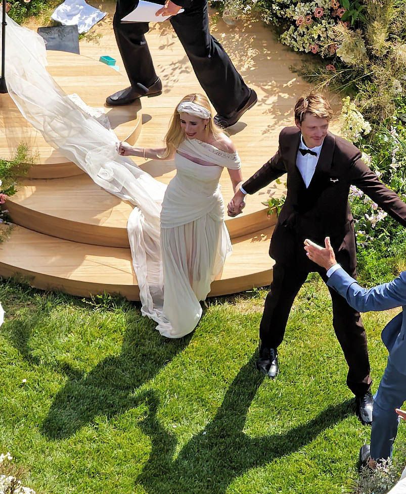 Emma Roberts lució hermosa con un vestido de novia diseñado por Monique Lhuillier.