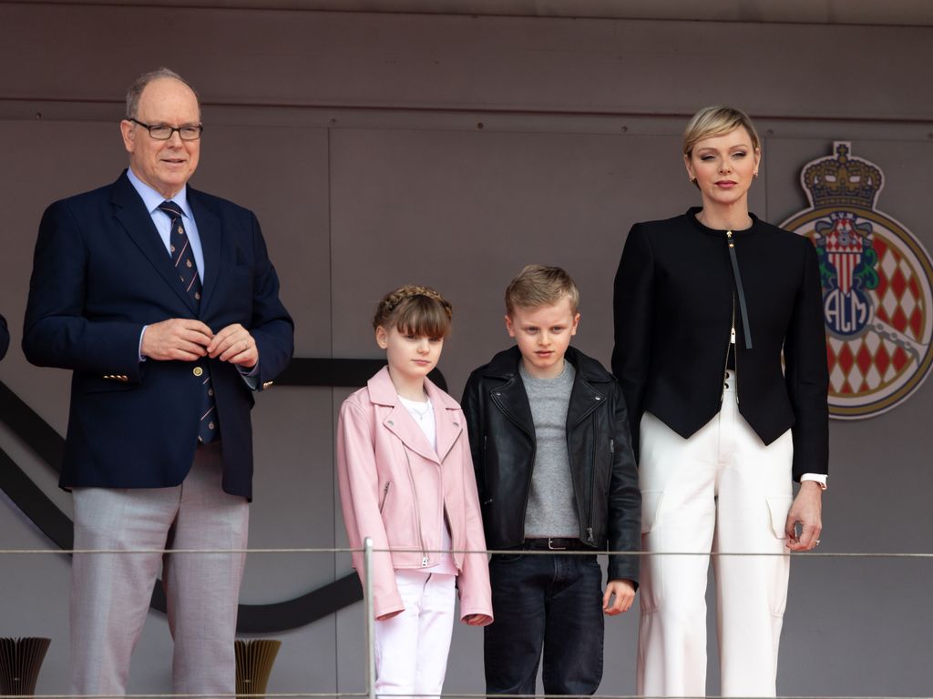 Alberto y Charlene de Monaco junto a sus hijos Alberto II y Gabriella