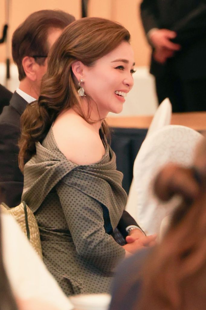 La reina Suthida de Tailandia durante su asistencia a una velada de gala celebrada en el Centro Internacional de Convenciones Pamir, en Sapporo (Japón).