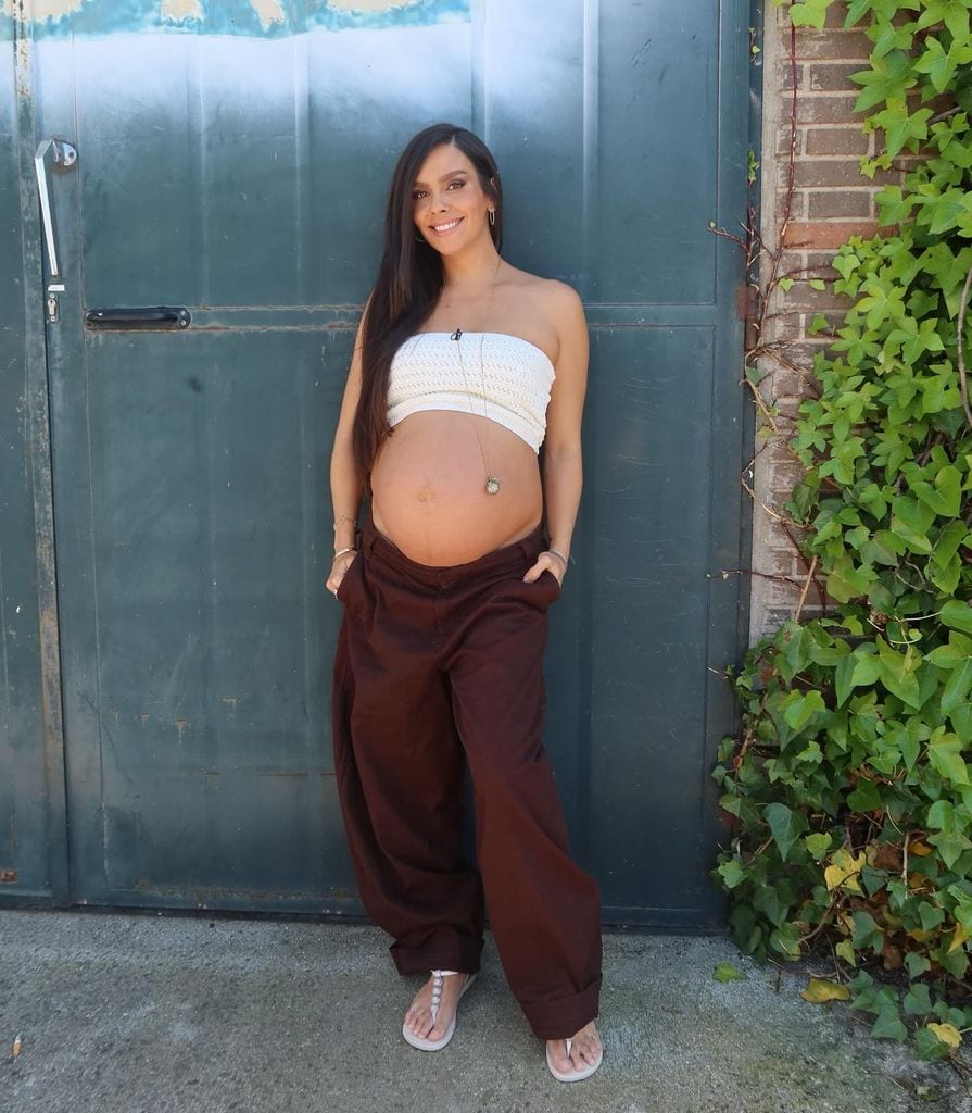 Cristina Pedroche con pantalones marrones, top blanco y chanclas de Ipanema
