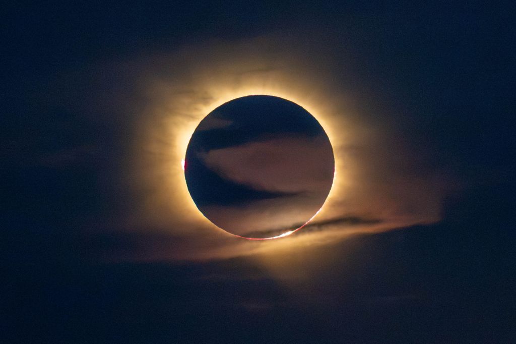 La Luna oculta por completo el disco del Sol sobre Sant Antoni de Portmany, en Ibiza, dejando visible a su alrededor el resplandor de la corona solar, la capa más externa de su atmósfera
