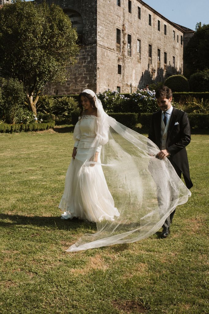 Vestido de novia de Romancera con velo julieta bordado