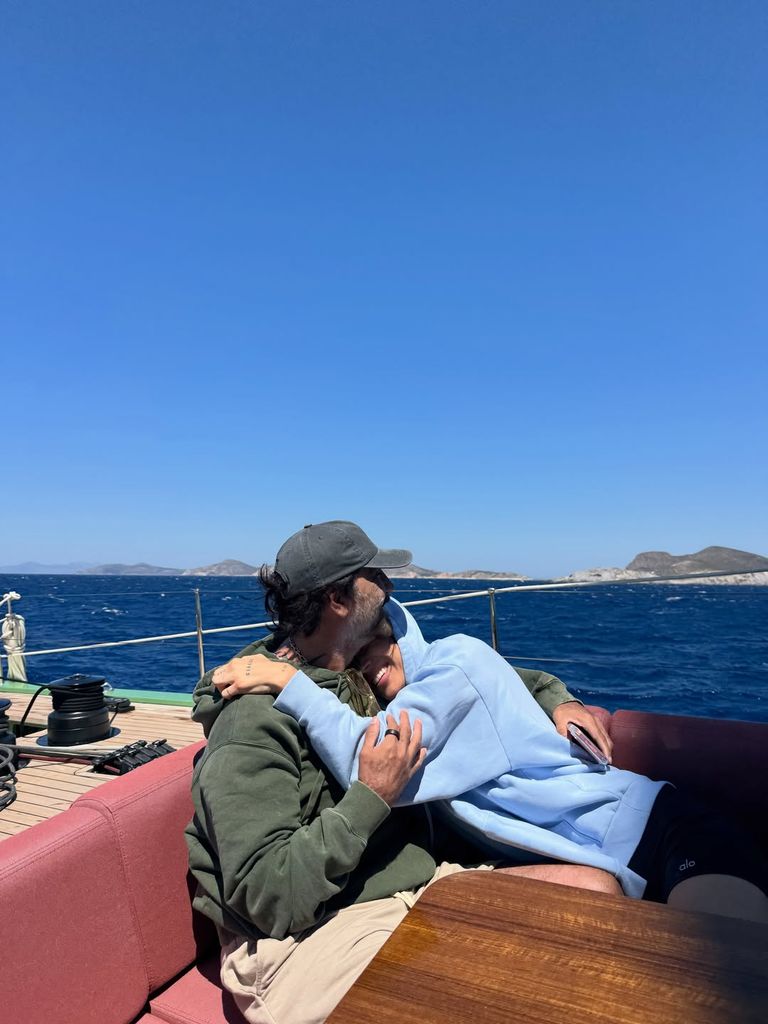 Alejandro y Karla tuvieron un romántico paseo en bote por el Mediterráneo.
