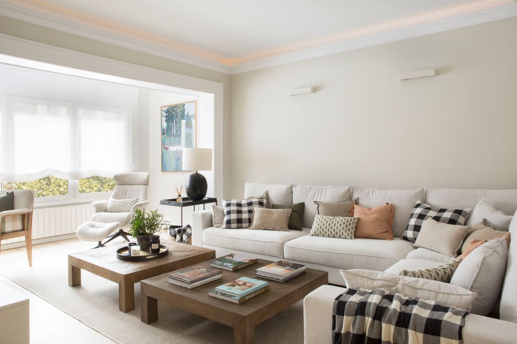 Salón con sofá blanco. 