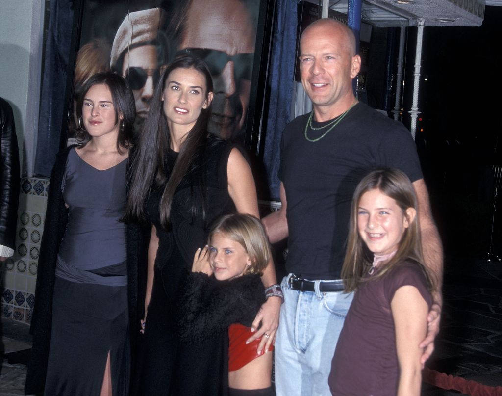 Demi Moore y Bruce Willis con sus tres hijas en 2001