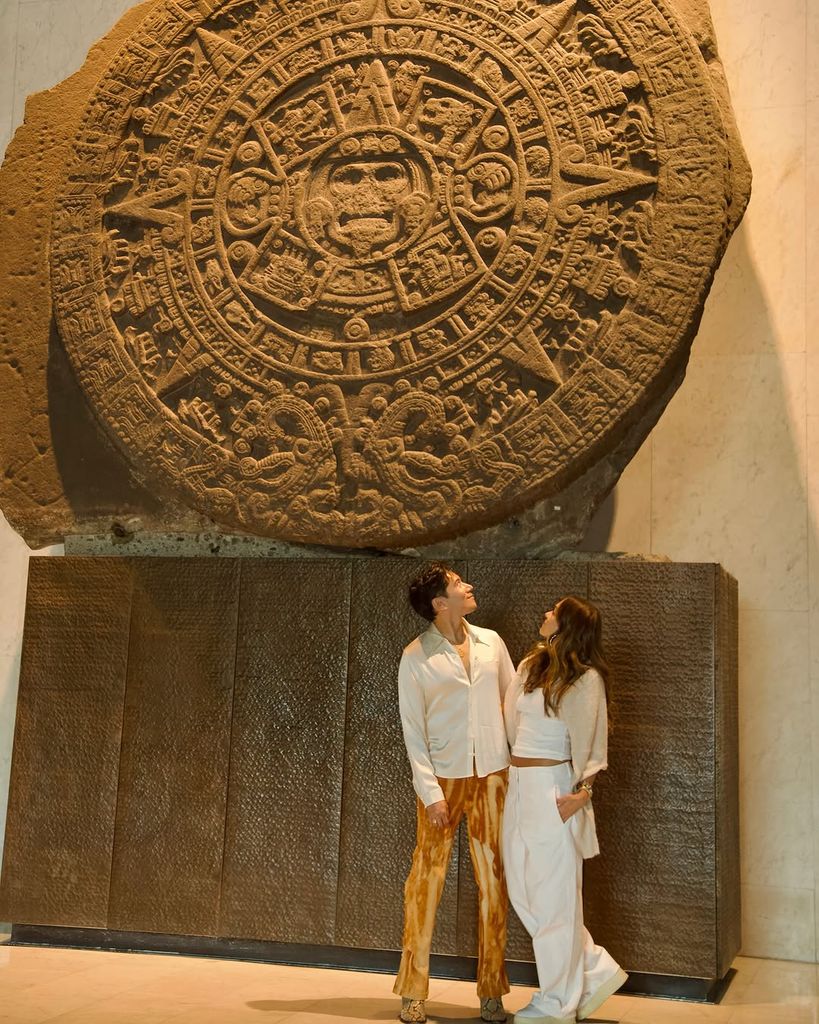 Jessica Alba viendo la Piedra del Sol o el Calendario Azteca en el Museo de Antropoogía.