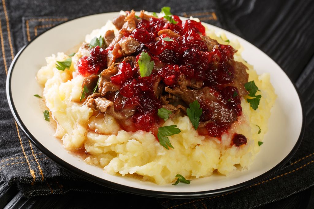 Poronkäristys: El guiso de reno es una de las especialidades más tradicionales de Laponia y suele servirse con puré de patata y arándanos rojos.