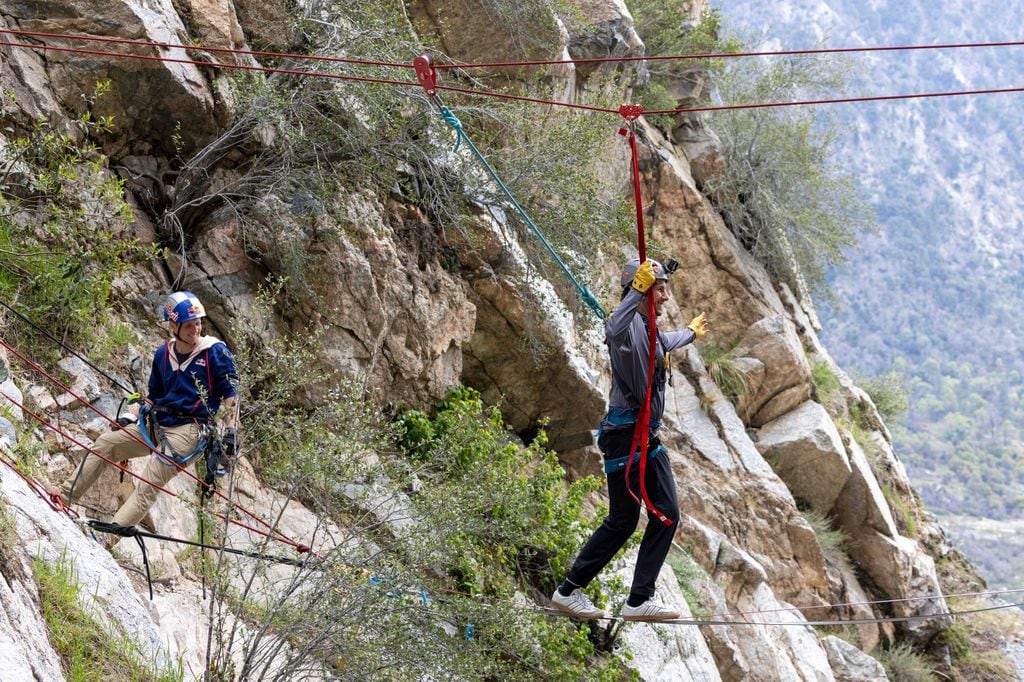 Juanpa Zurita y Jaan Roose durante la filmación de 'On The Edge with Juanpa'