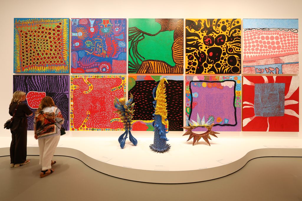 Las 'Infinity Nets' fueron una de las primeras señas de identidad de Yayoi Kusama, enormes lienzos cubiertos de pinceladas repetitivas con las que buscaba crear una sensación de continuidad infinita