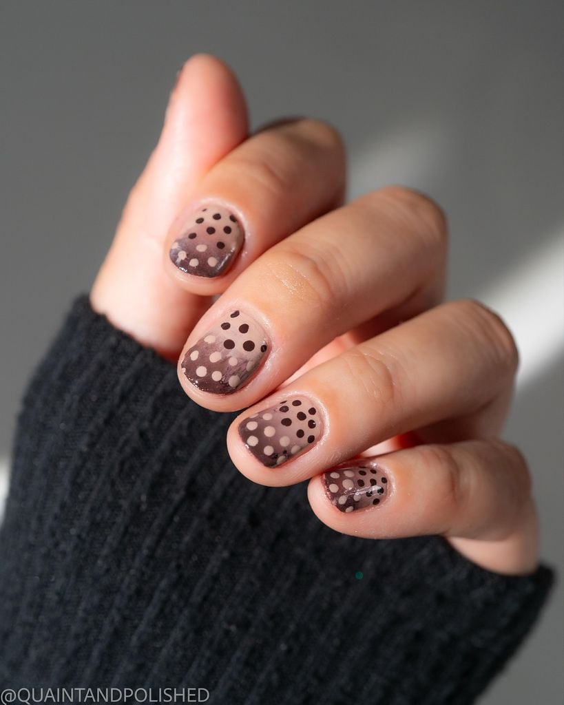Manicura en tonos tierras degradados con lunares