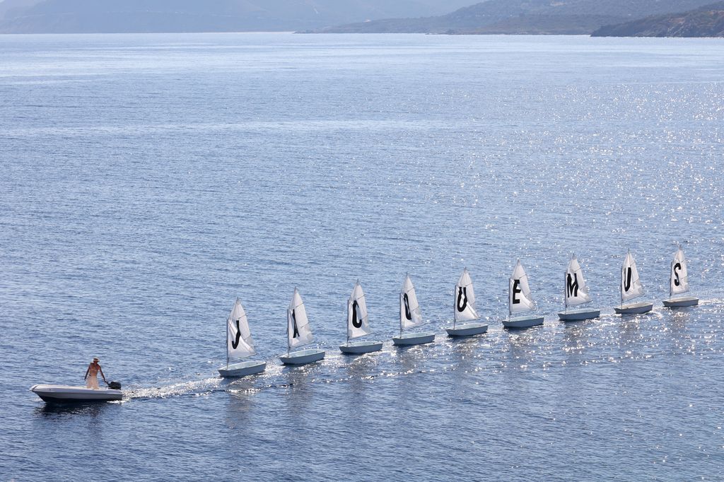 El desfile de Jacquemus frente al faro de la Pietra, en Córcega, para presentar ‘Le Bonheur’.