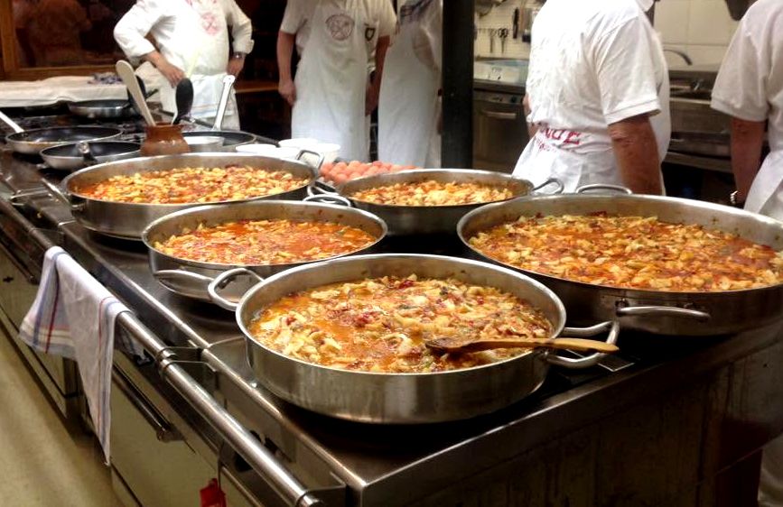 Cazuelas de bacalao al ajoarriero en la sociedad gastronómica Napardi (Pamplona).