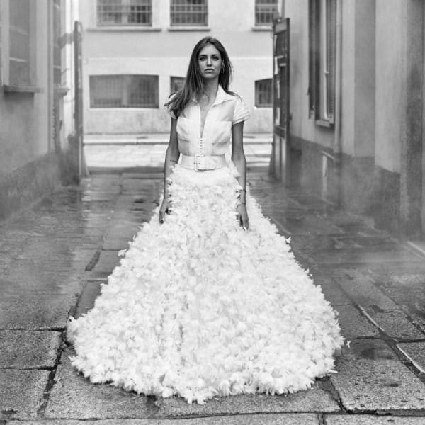 La bloguera de The Blonde Salad ha creado varios estilismos para la firma, eligiendo personalmente los accesorios que los complementan. Como esta camisa con falda y cinturón. © Pronovias

