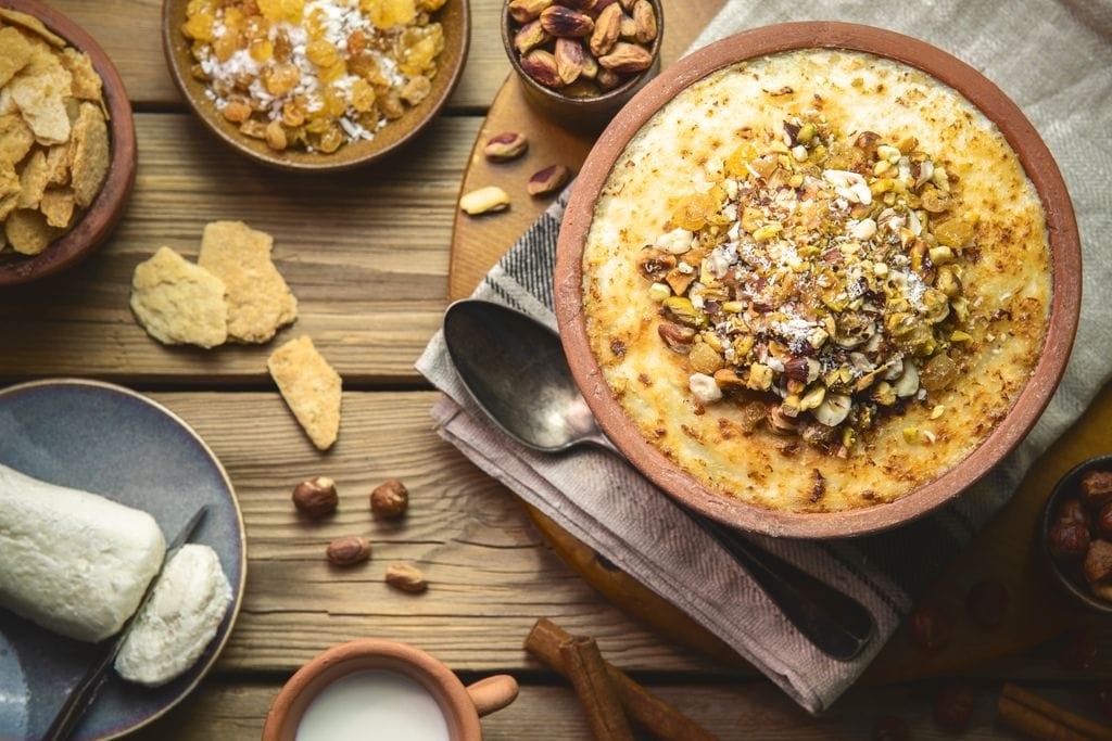 Dentro de los postres tradicionales, destaca Om Ali (también llaamdo Umm Ali) a base de hojaldre y almendras.