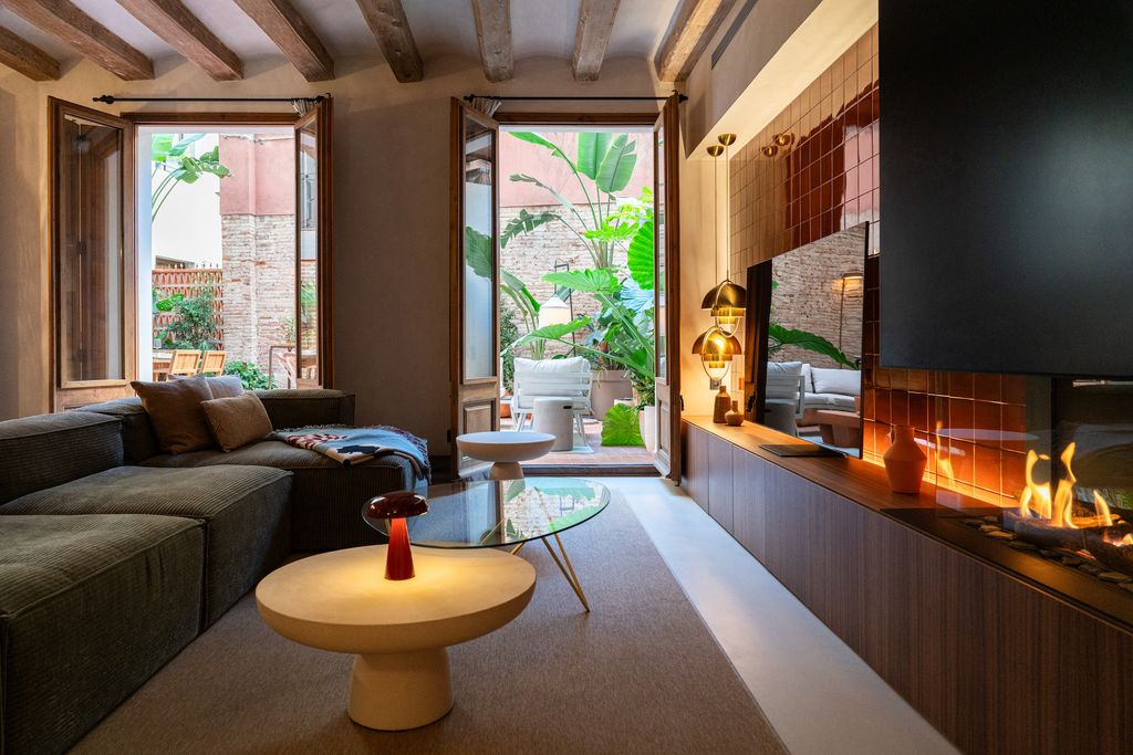 Salón con mueble bajo y pared de azulejos. 