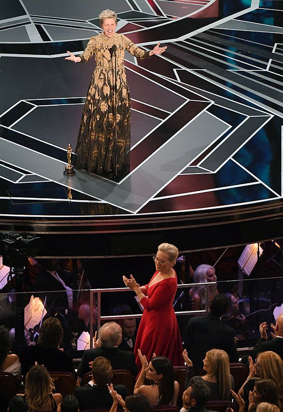 "Estoy hiperventilando, así que si me caigo al suelo me vais a tener que recoger, porque tengo mucho que decir", ha empezado provocando las risas de todos los presentes la actriz, que ya ganó un Oscar por Fargo en 1996.

