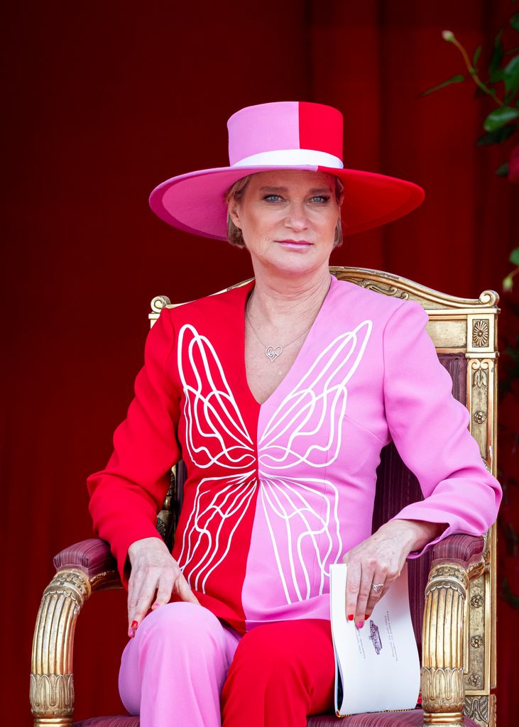 La princesa Delphine de Bélgica fue reconocida como hija del rey Alberto II en 2020. Desde entonces, y tras un proceso judicial, es recibe el trato de princesa y lleva los apellidos de la familia.