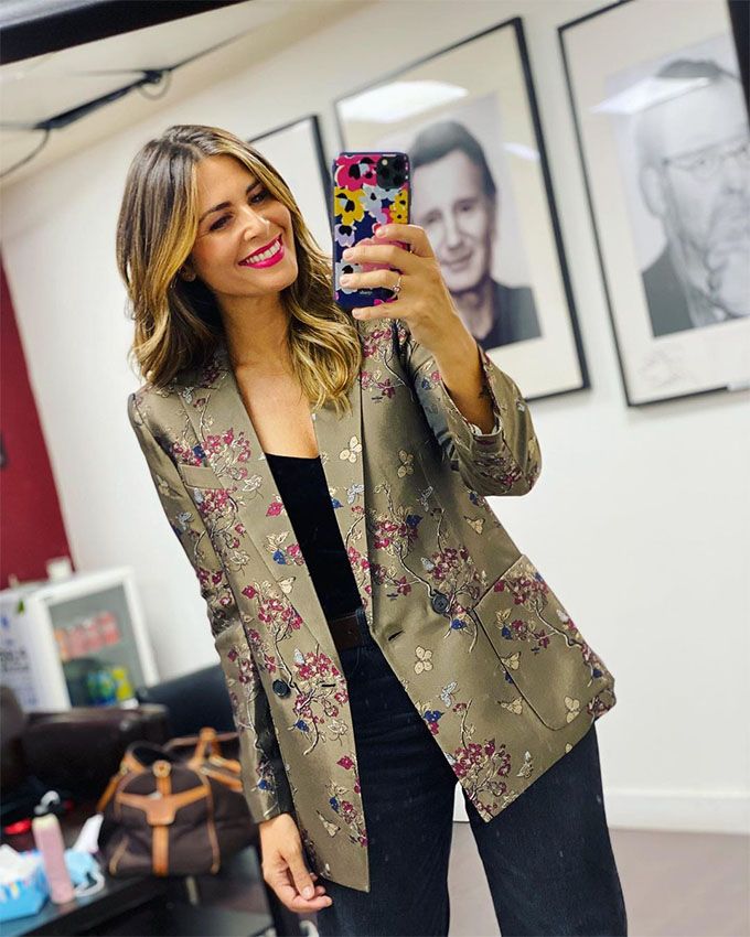 Nuria Roca con una chaqueta de flores