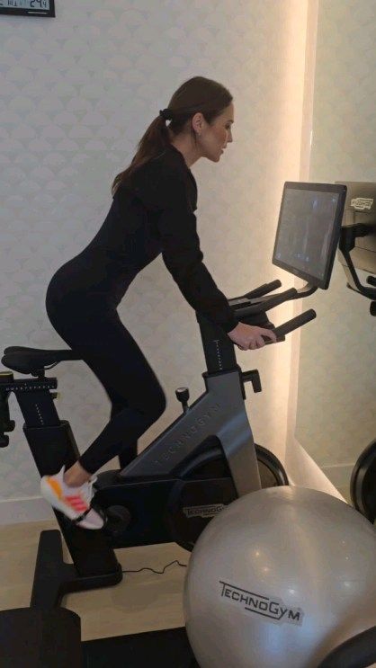 Paula Echevarría entrenando en bicicleta estática dentro de su gimnasio en casa