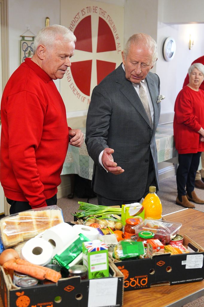 Carlos III en el banco de comida local de Newcastle