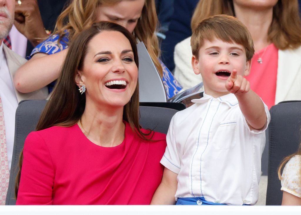 Kate a menudo se divierte con las travesuras de Louis