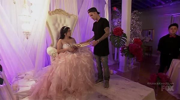El cantante le entregó un cheque por valor de 9.000 euros para ayudar en los gastos médicos de la quinceañera ©FOX
