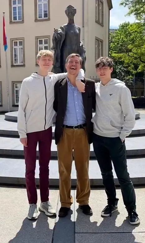 Los príncipes Gabriel y Noah junto a su padre, el príncipe Luis