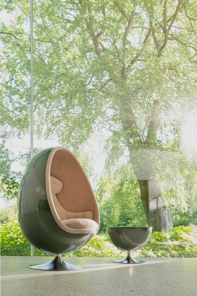 Sillón huevo con mesa a juego
