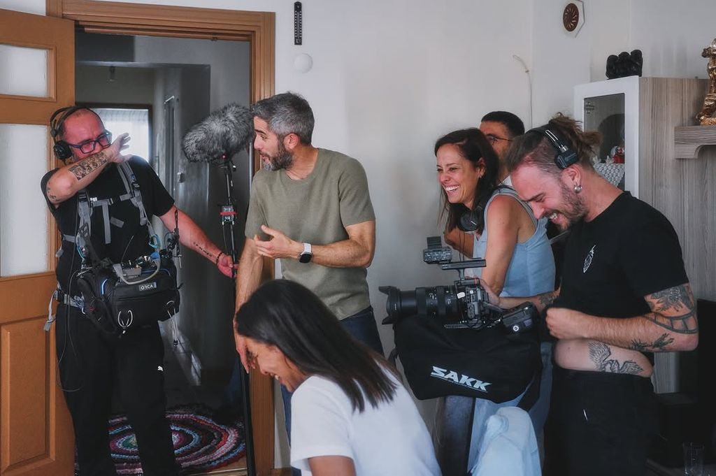 Roberto Leal y su mujer, Sara Rubio, durante el rodaje de 'Nos vamos de madre'