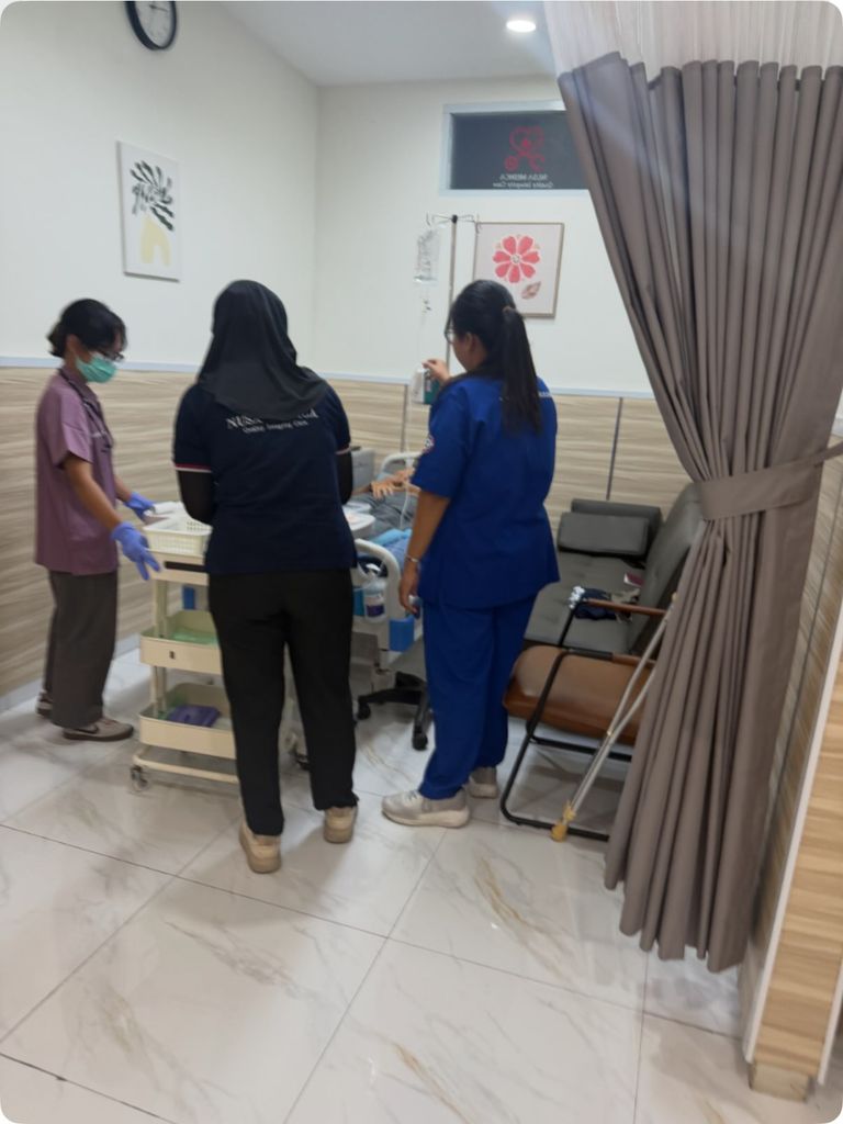Juan durante su ingreso en uno de los hospitales de Bali
